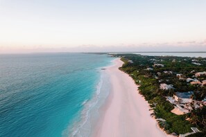 Una playa cerca, sillas reclinables de playa, sombrillas