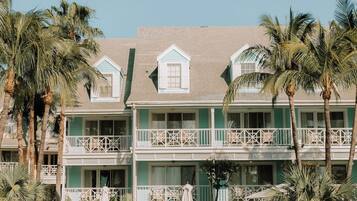 Udendørs pool, parasoller, liggestole