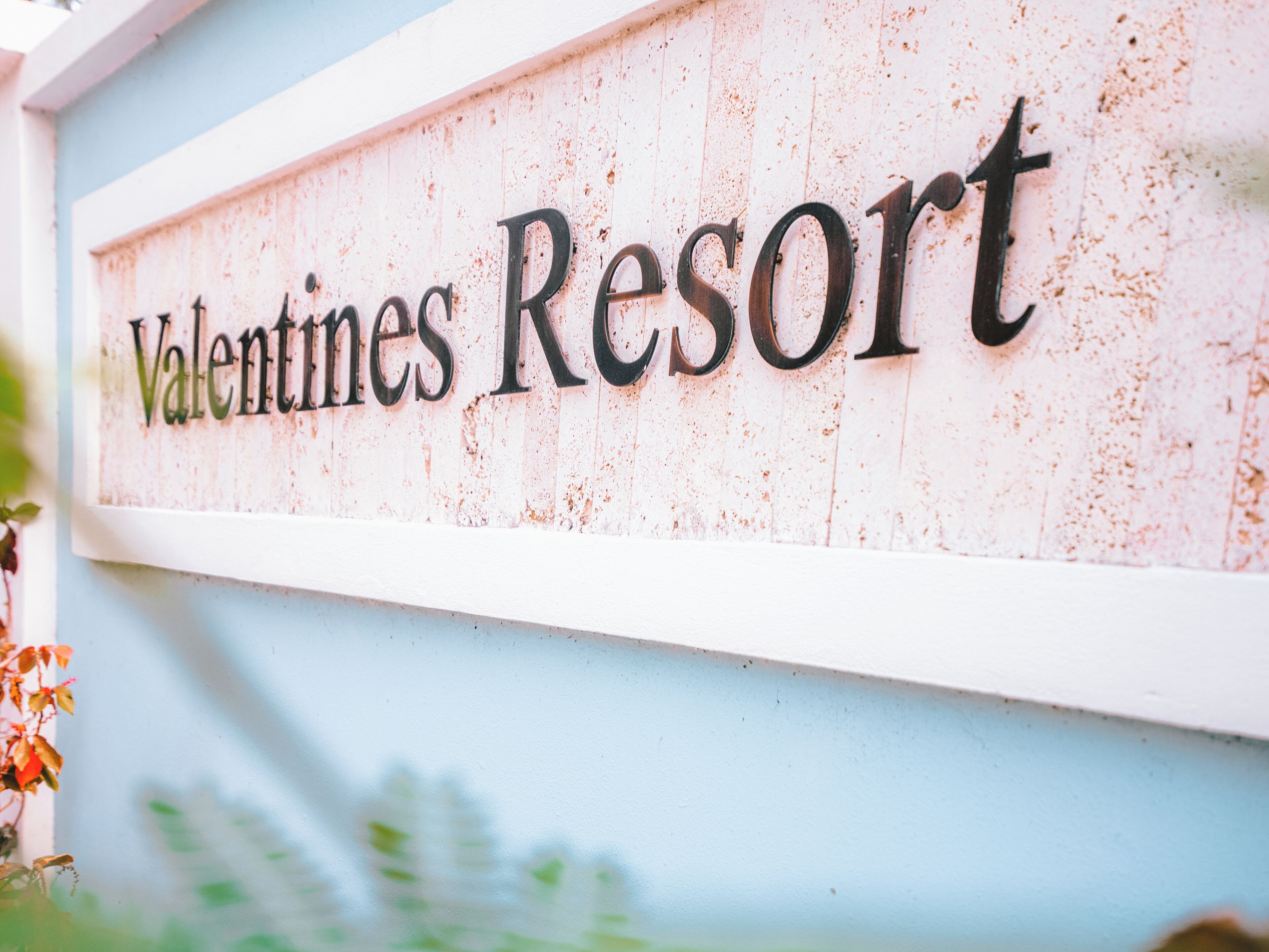 Un panneau indiquant « Valentines Resort ».