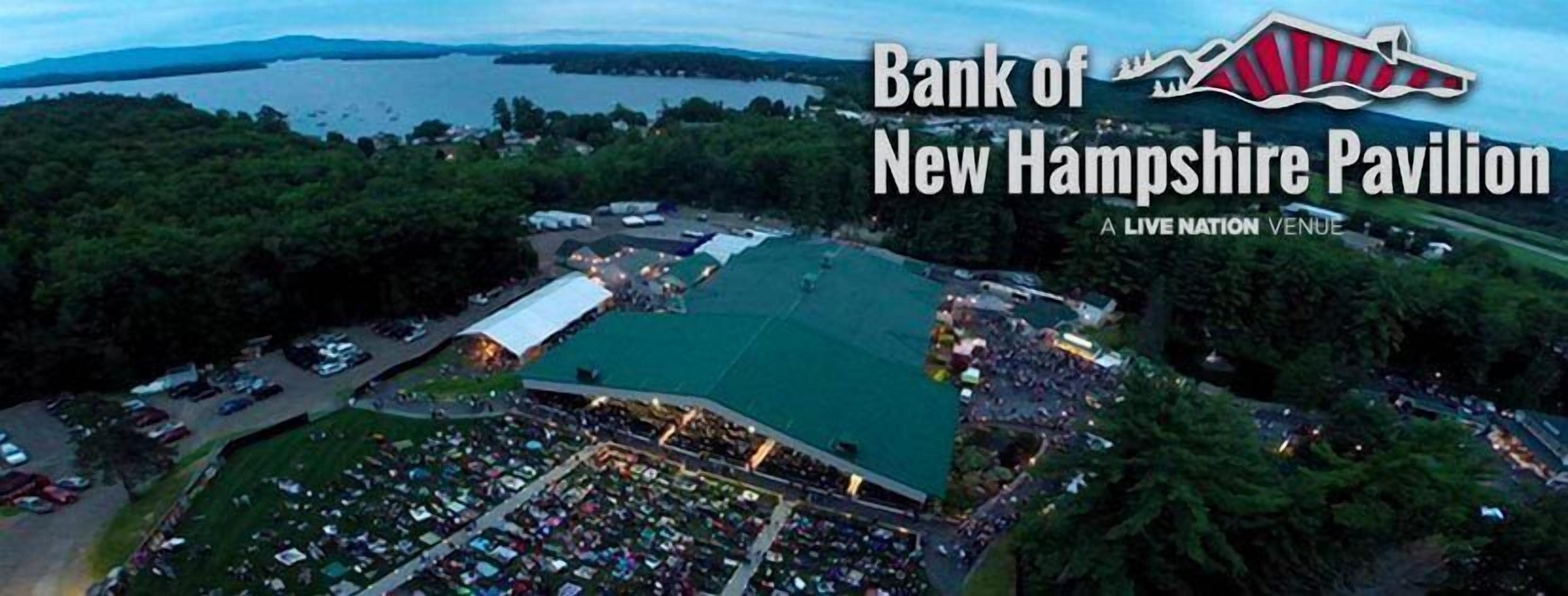 Vista aérea del Pabellón Bank of New Hampshire, recinto de Live Nation con un amplio campo central rodeado de estacionamiento y edificios.
