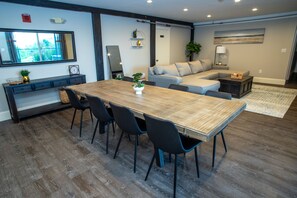 Superior suite, balkon, uitzicht op bergen | Woonruimte | Een 32-inch flatscreentelevisie met kabelzenders en televisie