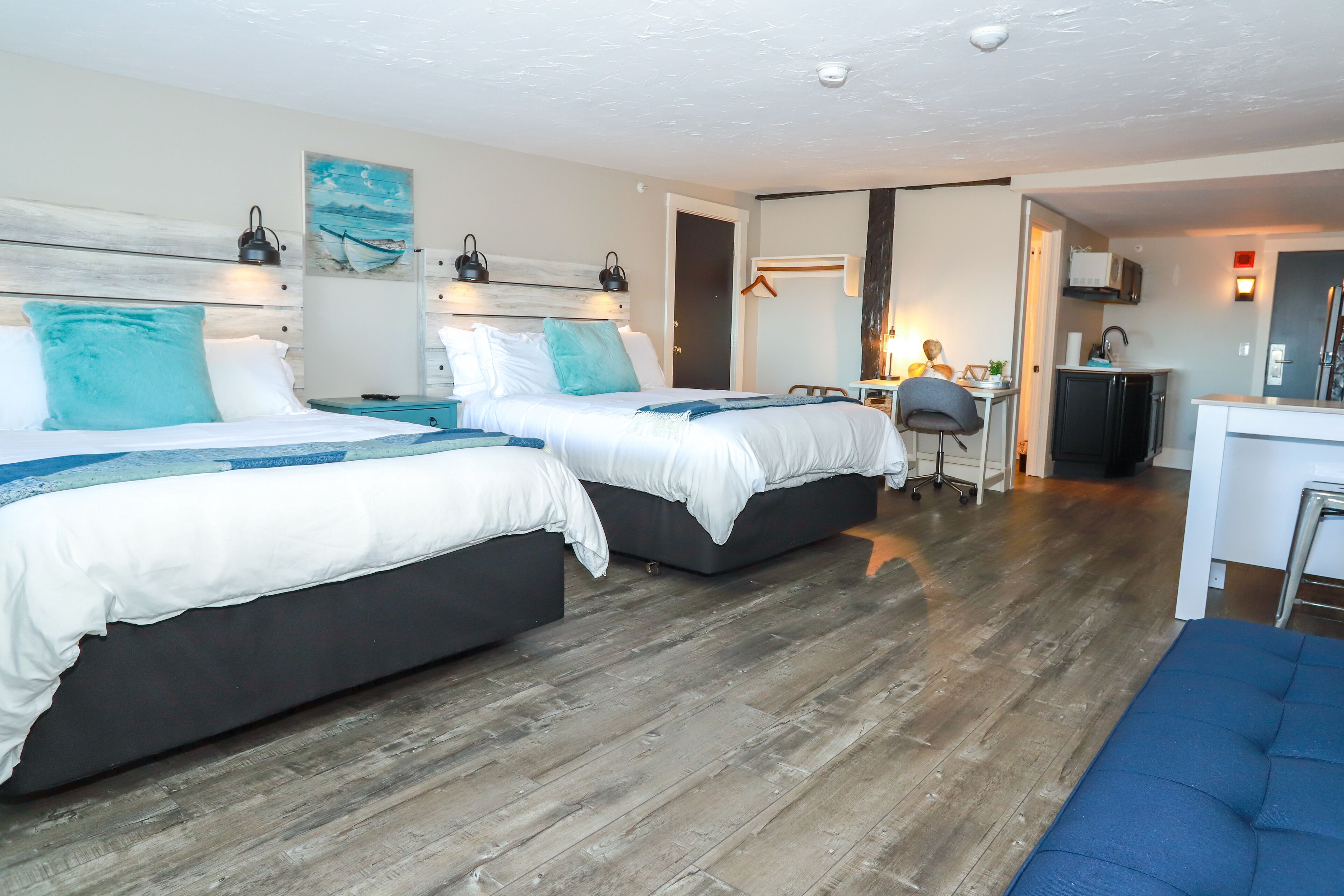 Studio Suite, Multiple Beds, Balcony, Lake View | Individually decorated, individually furnished, free WiFi, bed sheets