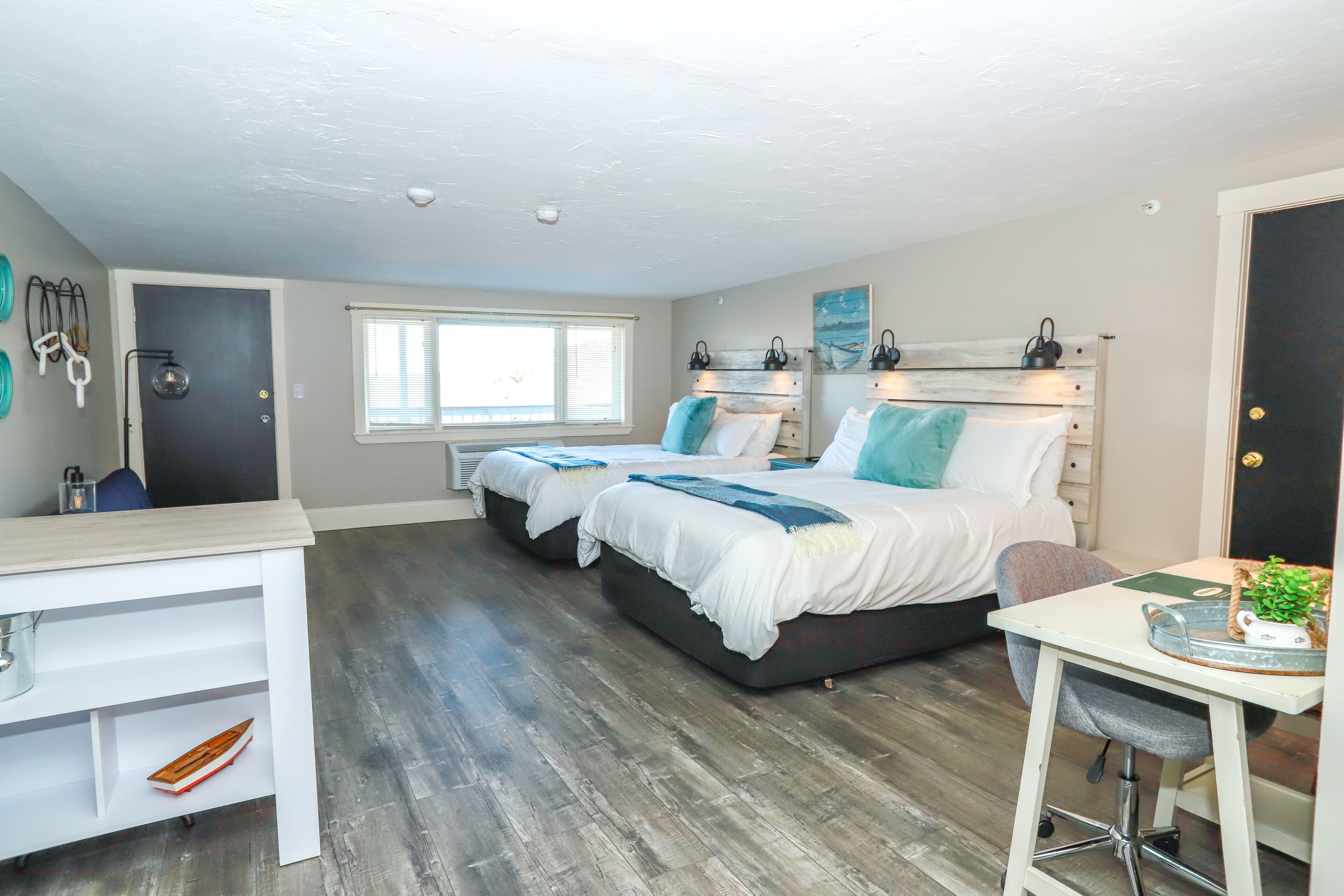 Suite estudio, varias camas, balcón, vista al lago | Decoración personalizada, muebles diferentes y wifi gratis 