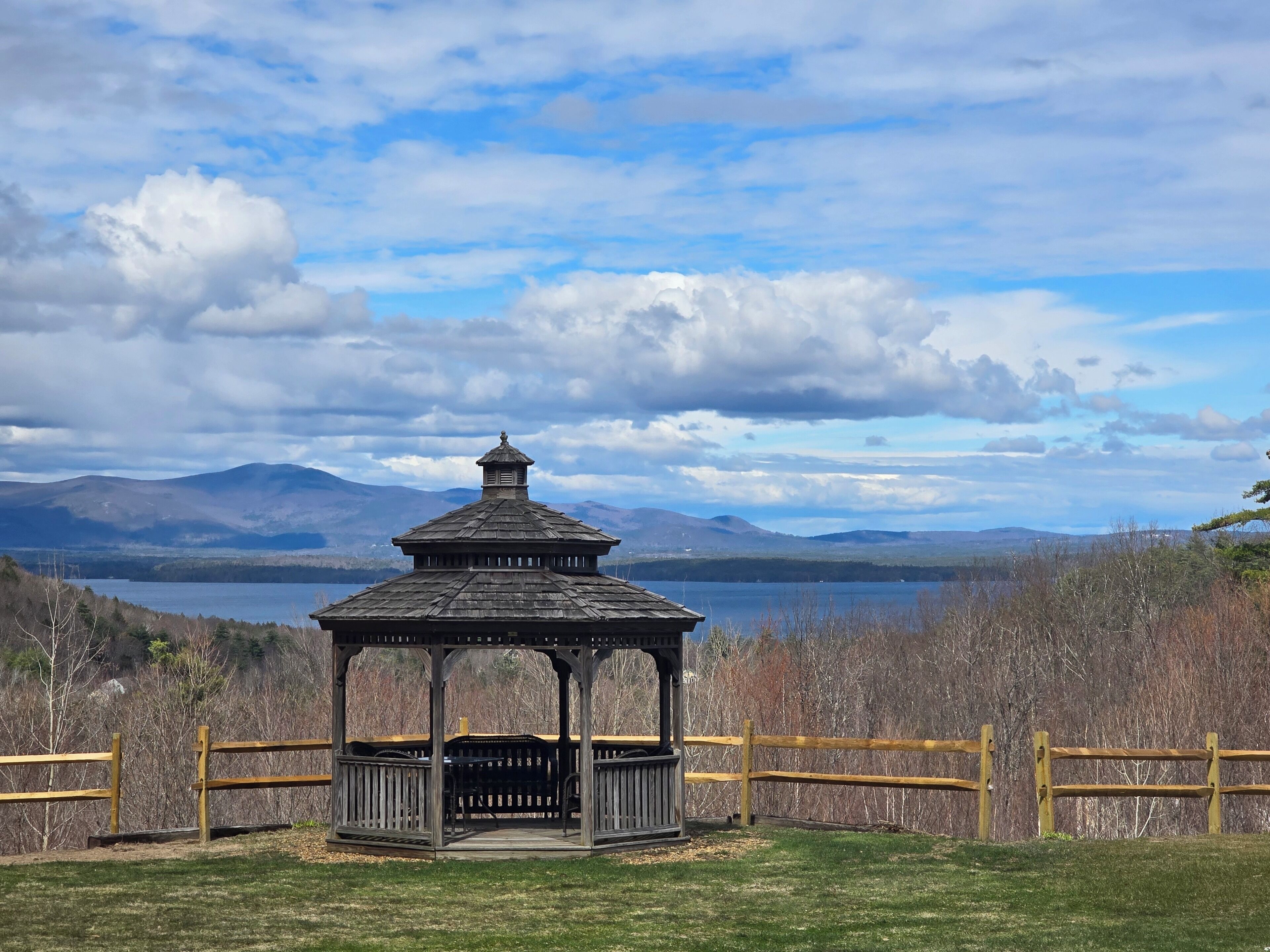 Un gazebo con vista sulle montagne e sul lago.