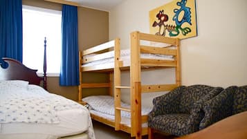 Familie vierpersoonskamer, privébadkamer | 1 slaapkamer, verduisterende gordijnen, extra bedden, gratis wifi
