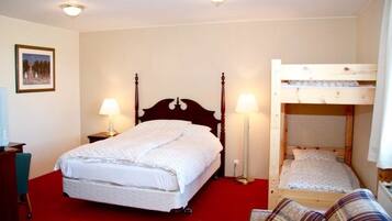 Familiekamer, privébadkamer (6 beds) | 1 slaapkamer, verduisterende gordijnen, extra bedden, gratis wifi