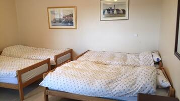 Chambre Quadruple Familiale, salle de bains commune | Rideaux occultants, lits pliants/supplémentaires, Wi-Fi gratuit
