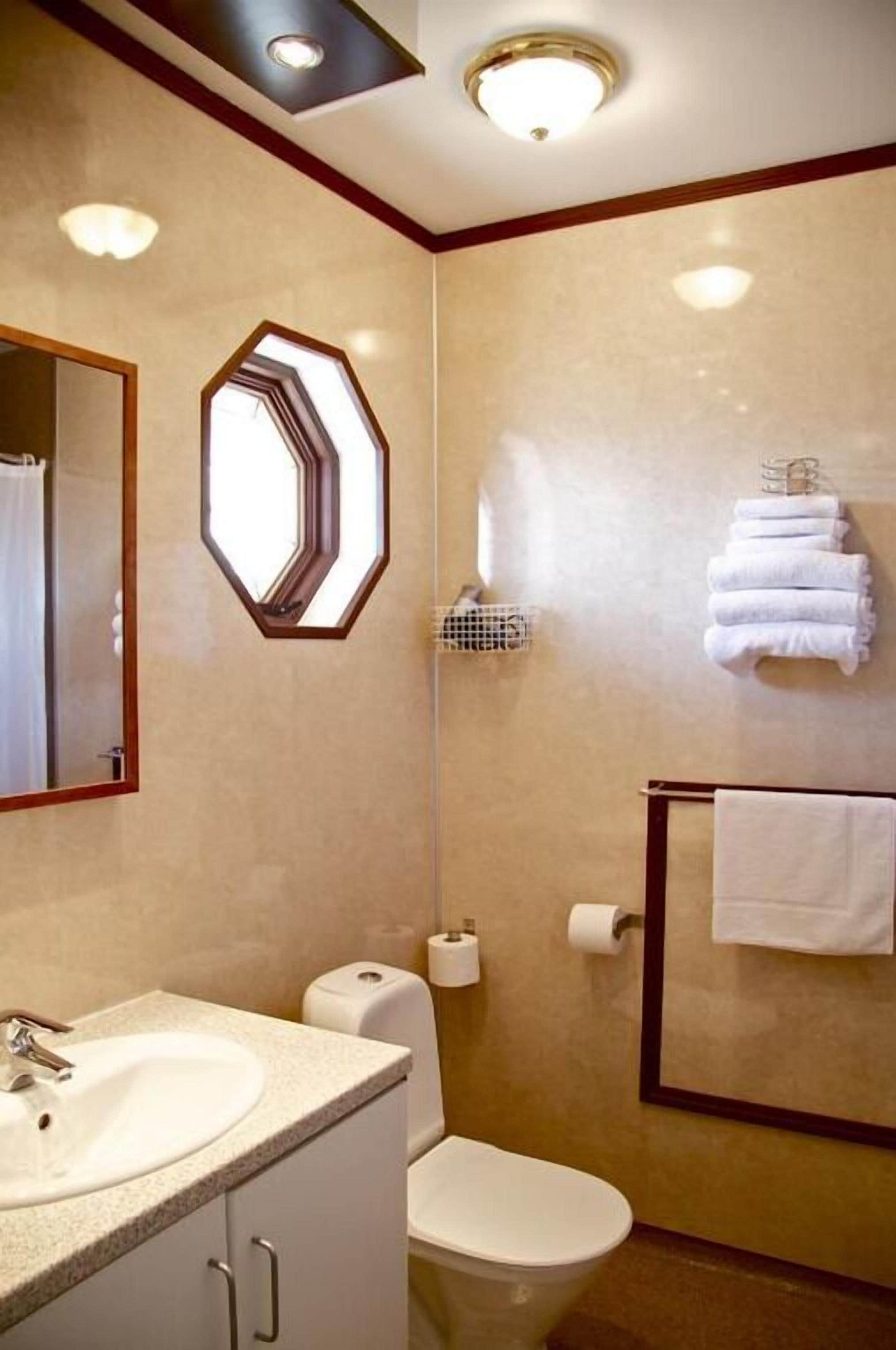 triple room, private bathroom | bathroom | shower, free toiletries, hair dryer, towels