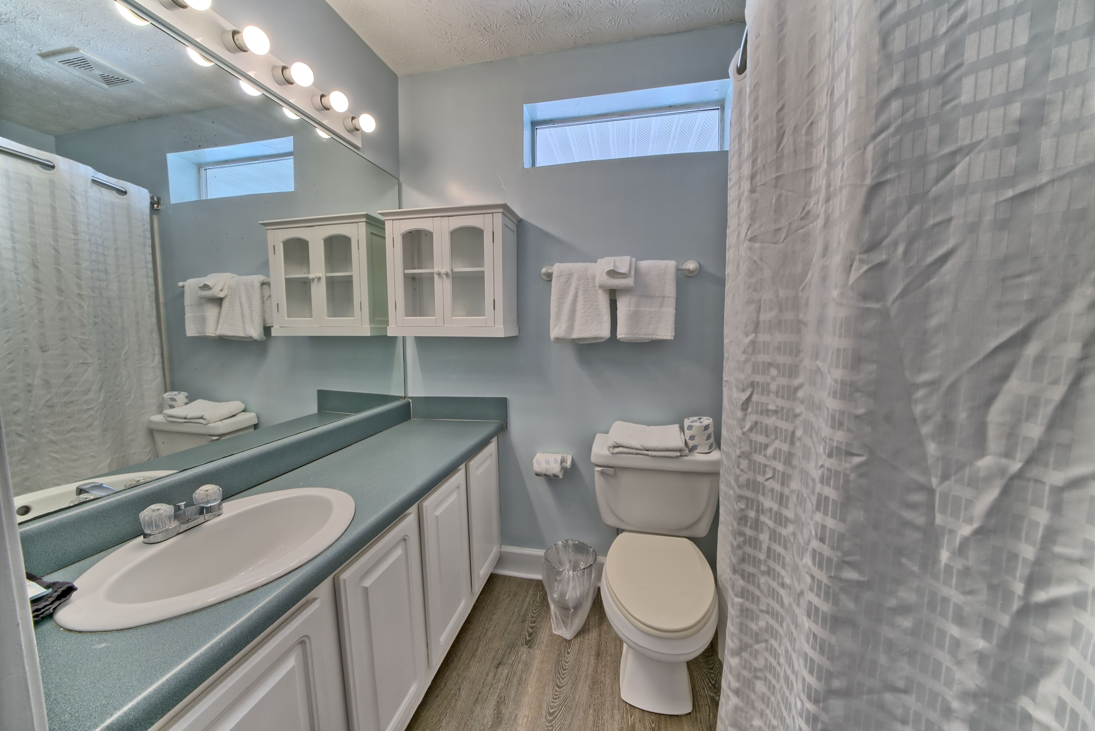 villa, 2 bedrooms, 2 bathrooms (villa 26) | bathroom | combined shower/bathtub, towels