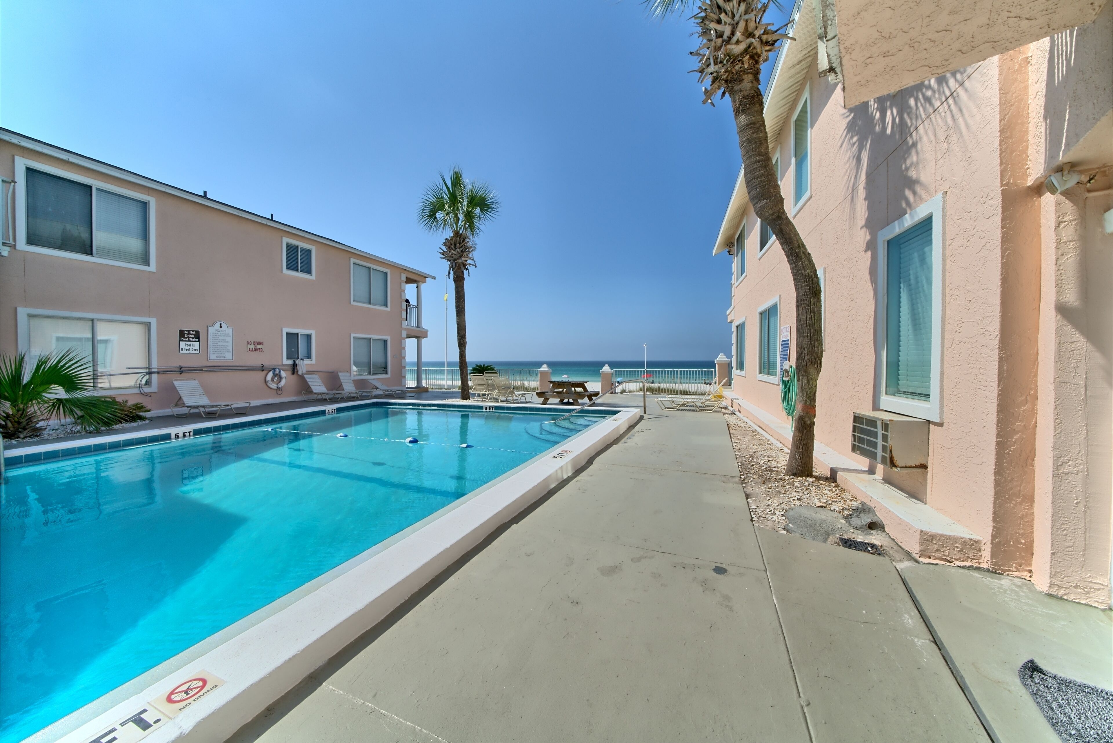 efficiency, 1 king bed, kitchenette, pool view (villa 16) | view from room