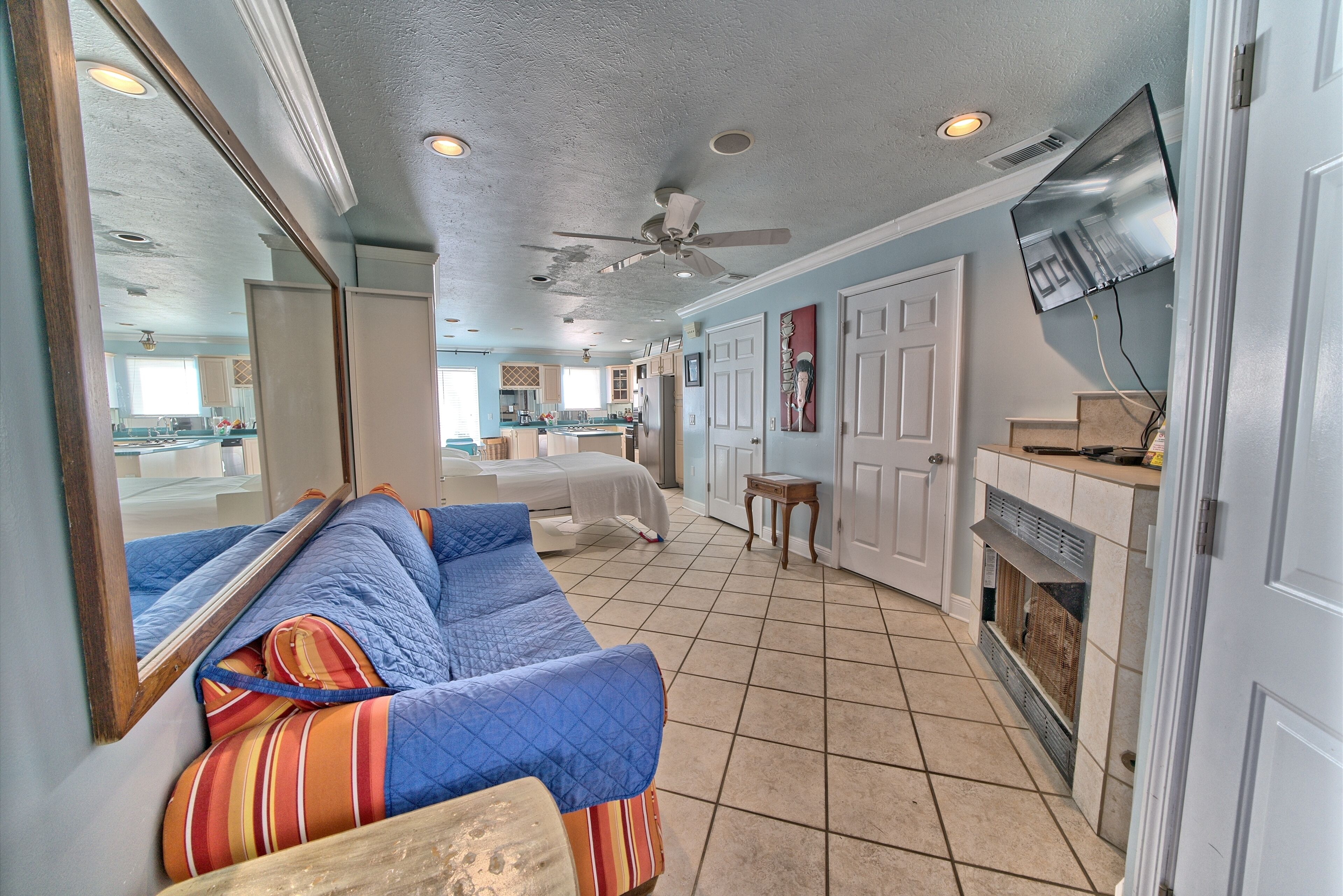 studio, pool view | living area