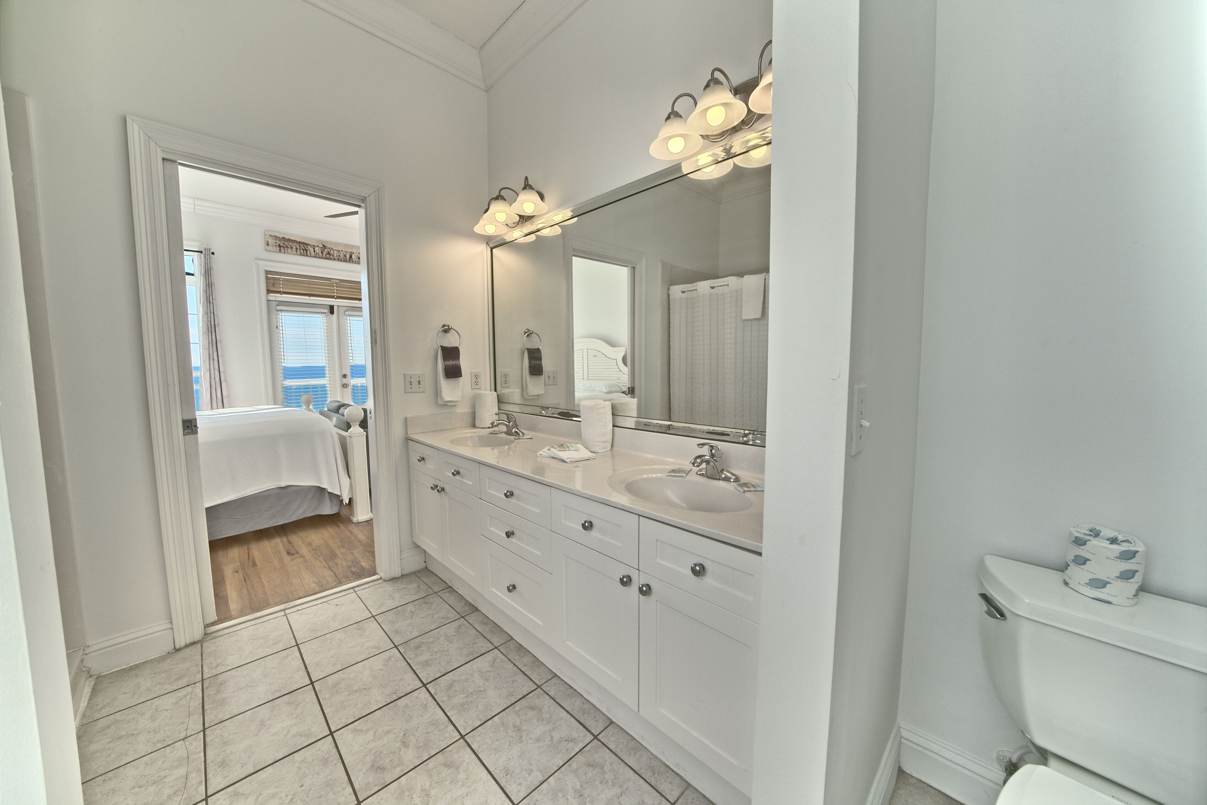 house, 5 bedrooms, balcony, beachfront | bathroom | combined shower/bathtub, towels