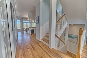 House, 5 Bedrooms, Balcony, Beachfront | Living area