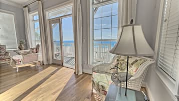 Maison, 5 chambres, balcon, en front de plage | Coin séjour