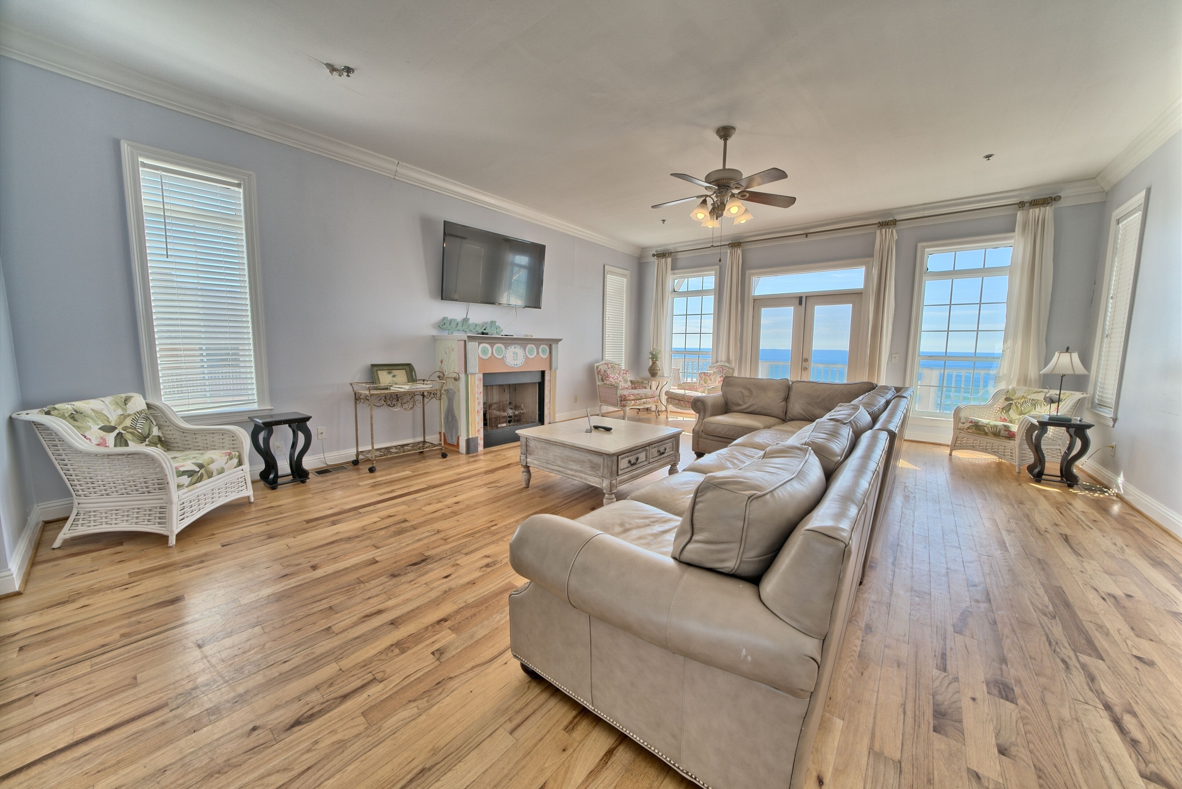 House, 5 Bedrooms, Balcony, Beachfront | Living area