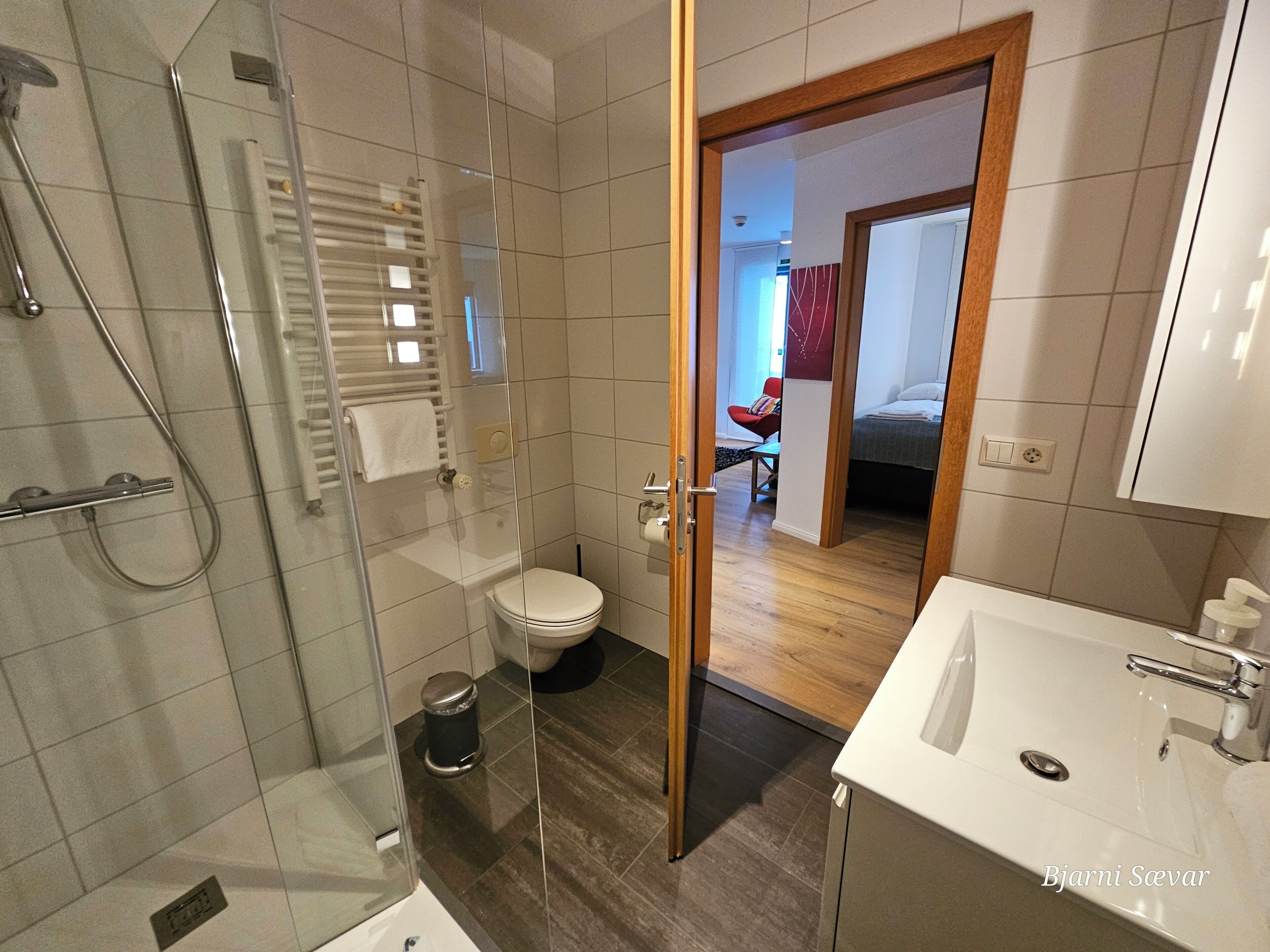 Two-Bedroom Apartment - Bergstadastraeti 12 | حمام | مستلزمات مجانية للعناية الشخصية، مجففات شعر، مناشف، ورق حمّام