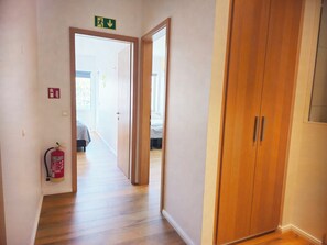 Deluxe Two-Bedroom Apartment with Balcony - Laugavegur 85 | Hallway