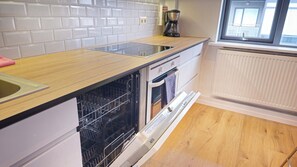 Two-Bedroom Apartment - Bergstadastraeti 12 | Yksityinen keittonurkkaus | Jääkaappi, mikroaaltouuni, liesi, kahvin-/teenkeitin