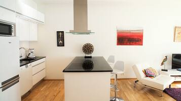 Deluxe Two-Bedroom Apartment with Balcony - Laugavegur 85 | Private kitchen | Fridge, microwave, stovetop, coffee/tea maker
