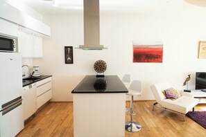 Deluxe Two-Bedroom Apartment with Balcony - Laugavegur 85 | Einkaeldhús | Ísskápur, örbylgjuofn, eldavélarhellur, kaffivél/teketill