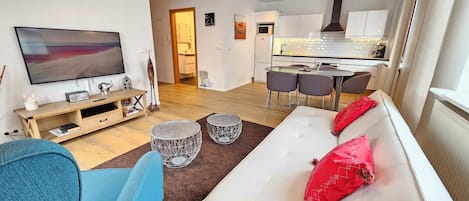 Two-Bedroom Apartment - Bergstadastraeti 12 | منطقة المعيشة | تلفزيون بشاشة مسطحة بحجم 32-بوصة يعرض قنوات تلفزيونية باشتراك مدفوع