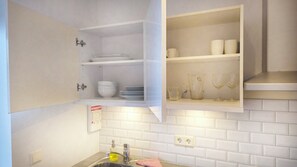 One-Bedroom Apartment - Bergstadastraeti 12 | Einkaeldhúskrókur | Ísskápur, örbylgjuofn, eldavélarhellur, kaffivél/teketill