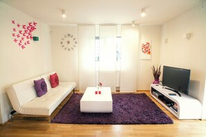 Two-Bedroom Apartment - Bergstadastraeti 12 | Stofa | 32-tommu flatskjársjónvarp með kapalrásum