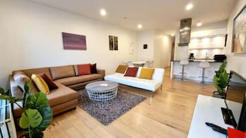 Deluxe Two-Bedroom Apartment with Balcony - Laugavegur 85 | Khu phòng khách | TV màn hình phẳng 32-inch có truyền hình cáp