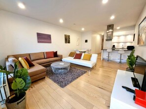 Deluxe Two-Bedroom Apartment with Balcony - Laugavegur 85 | Living area