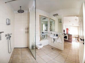Studio Apartment - Bergstadastraeti 12 | Bathroom | Free toiletries, hair dryer, towels, toilet paper - Reykjavik4you Apartments (Reykjavik)