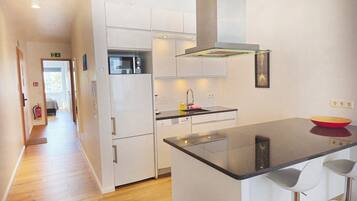 Deluxe Two-Bedroom Apartment with Balcony - Laugavegur 85 | Eget kjøkken | Kjøleskap, mikrobølgeovn, kokeplater og kaffetrakter/tekoker