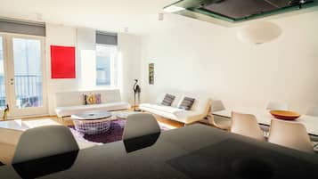 Deluxe Two-Bedroom Apartment with Balcony - Laugavegur 85 | Living area | 32-inch flat-screen TV with cable channels