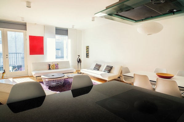 Deluxe Two-Bedroom Apartment with Balcony - Laugavegur 85 | Living area | 32-inch flat-screen TV with cable channels