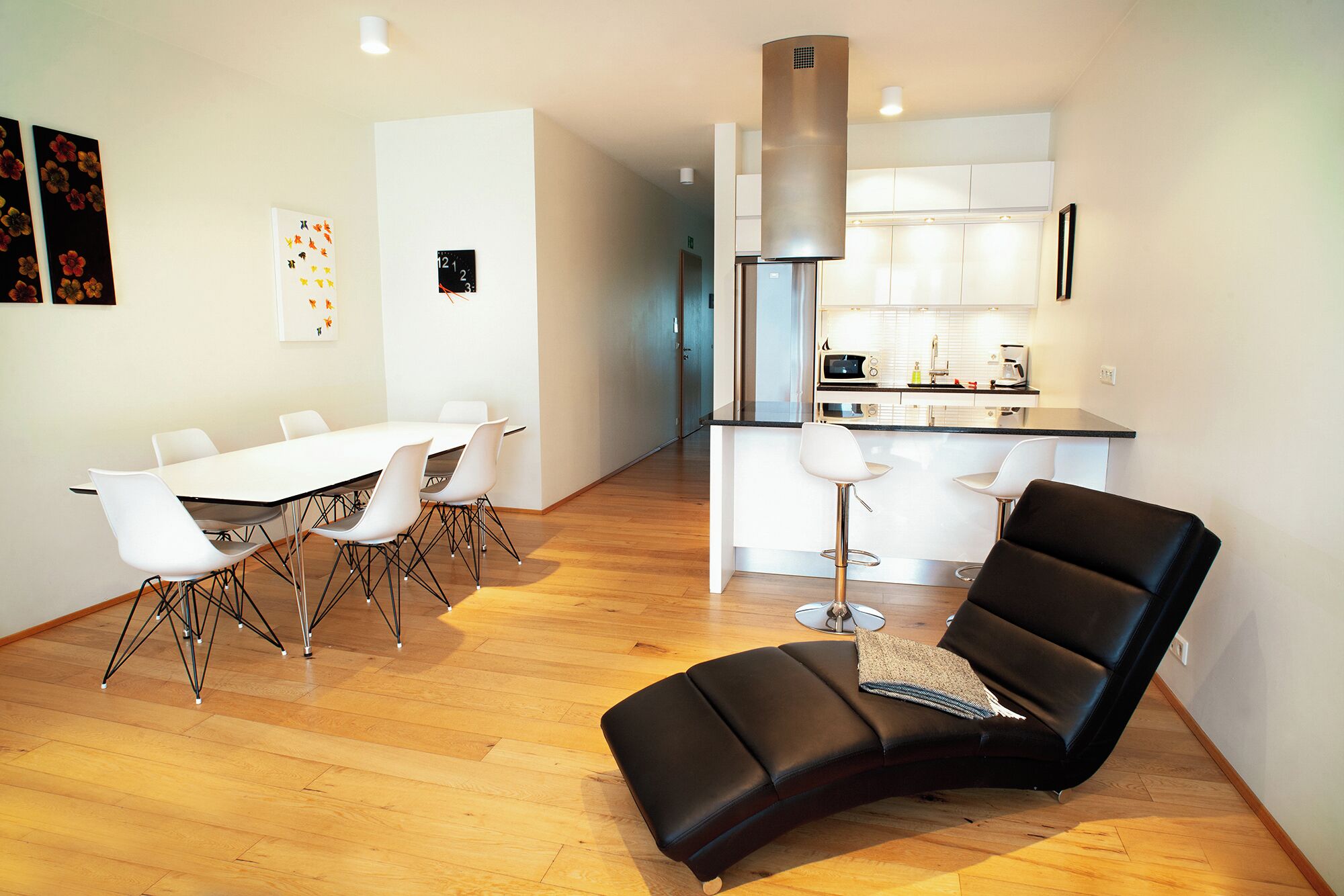 Deluxe Two-Bedroom Apartment with Balcony - Laugavegur 85 | Living area