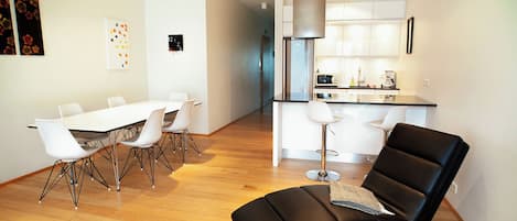 Deluxe Two-Bedroom Apartment with Balcony - Laugavegur 85 | Living area