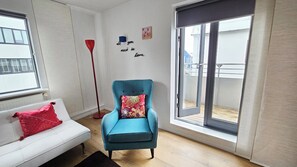 Two-Bedroom Apartment - Bergstadastraeti 12 | Oleskelualue | 32–tuumainen taulutelevisio, jossa kaapelikanavat