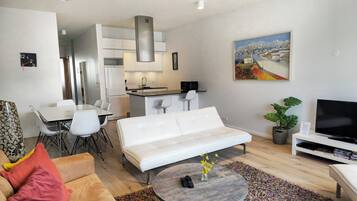 Deluxe Two-Bedroom Apartment with Balcony - Laugavegur 85 | Living area | 32-inch flat-screen TV with cable channels