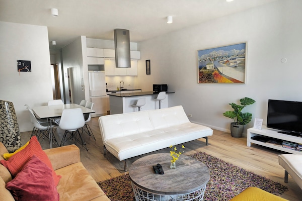 Deluxe Two-Bedroom Apartment with Balcony - Laugavegur 85 | Oppholdsområde | En 32-tommers Flatskjerm-TV med kabel-kanaler