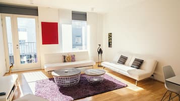Deluxe Two-Bedroom Apartment with Balcony - Laugavegur 85 | Living area | 32-inch flat-screen TV with cable channels