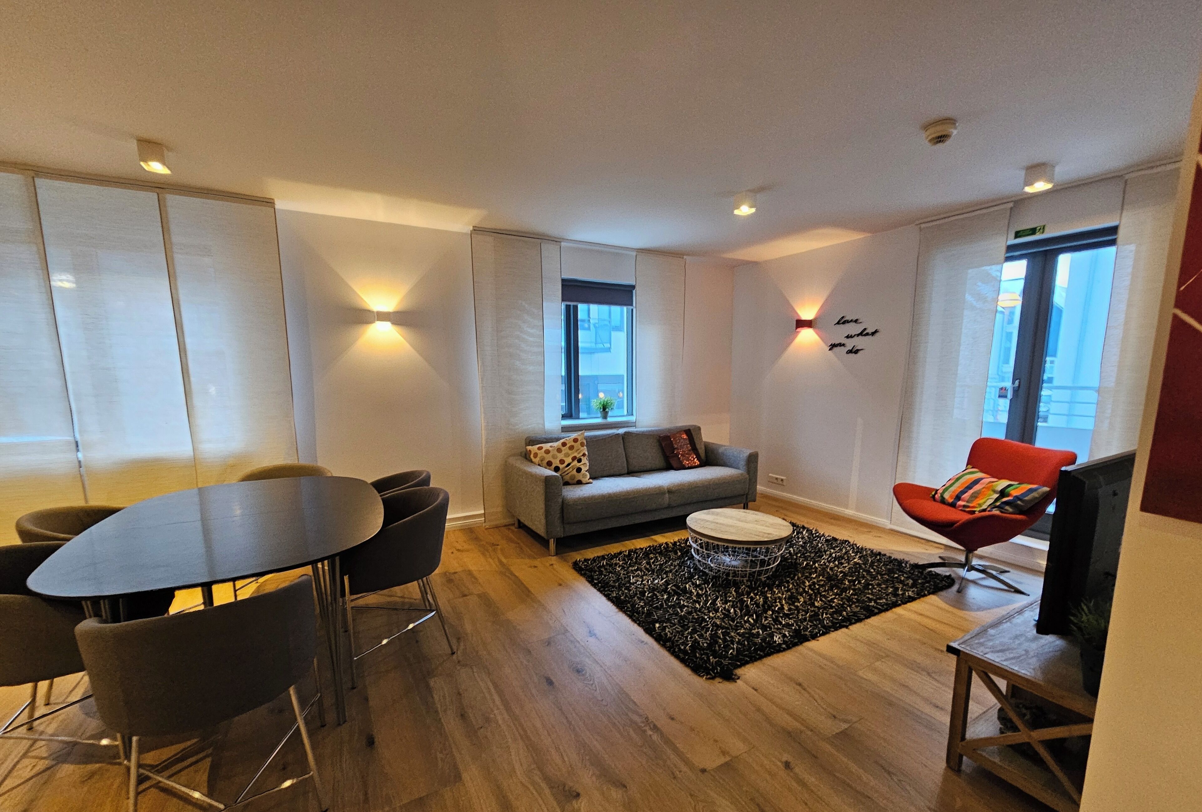 Two-Bedroom Apartment - Bergstadastraeti 12 | منطقة المعيشة | تلفزيون بشاشة مسطحة بحجم 32-بوصة يعرض قنوات تلفزيونية باشتراك مدفوع