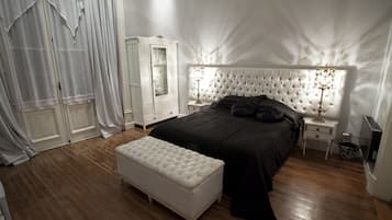 1 makuuhuone, yksilöllisesti sisustettu, työpöytä, silitysrauta/-lauta