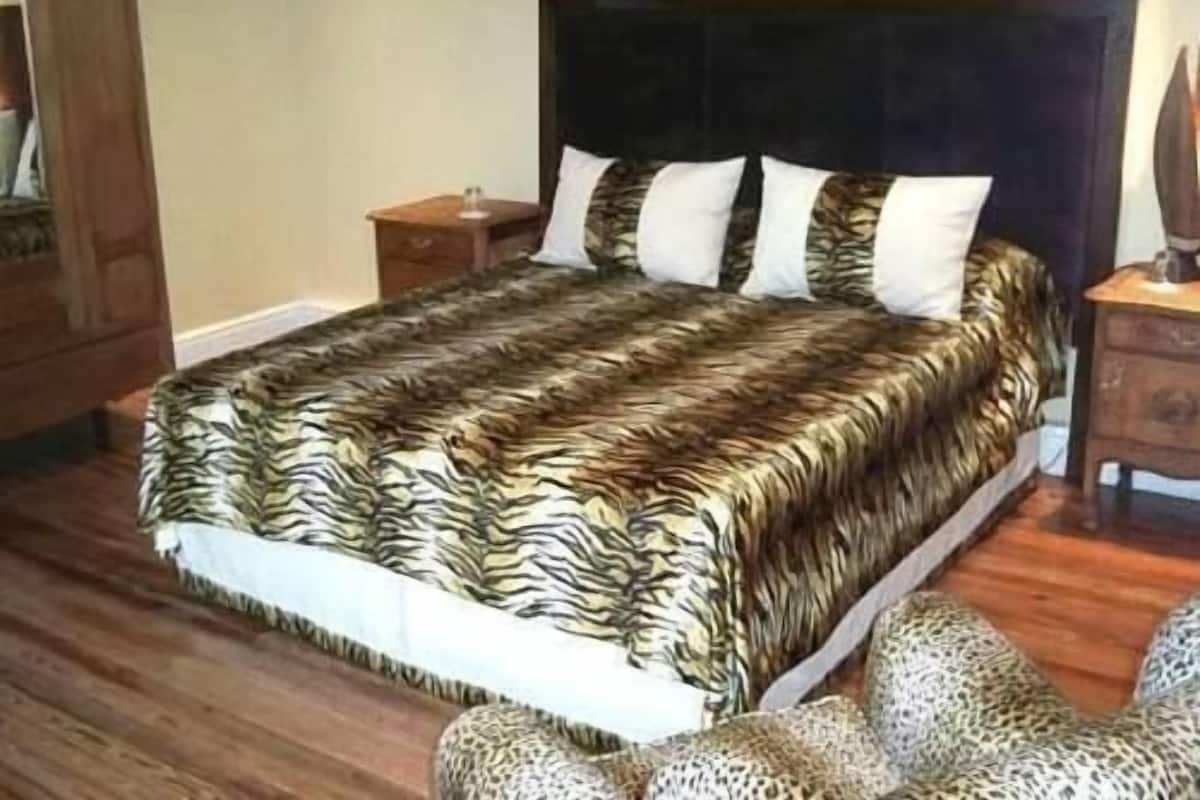 1 habitación, decoración personalizada y escritorio