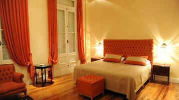 Decoración personalizada, escritorio y tabla de planchar con plancha