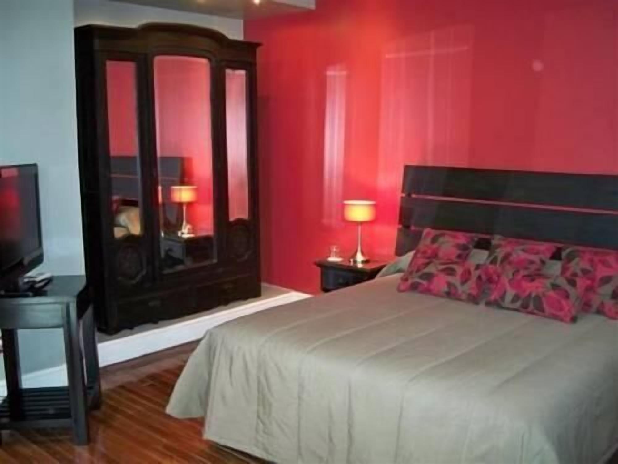 Individually decorated, desk, iron/ironing board, free WiFi