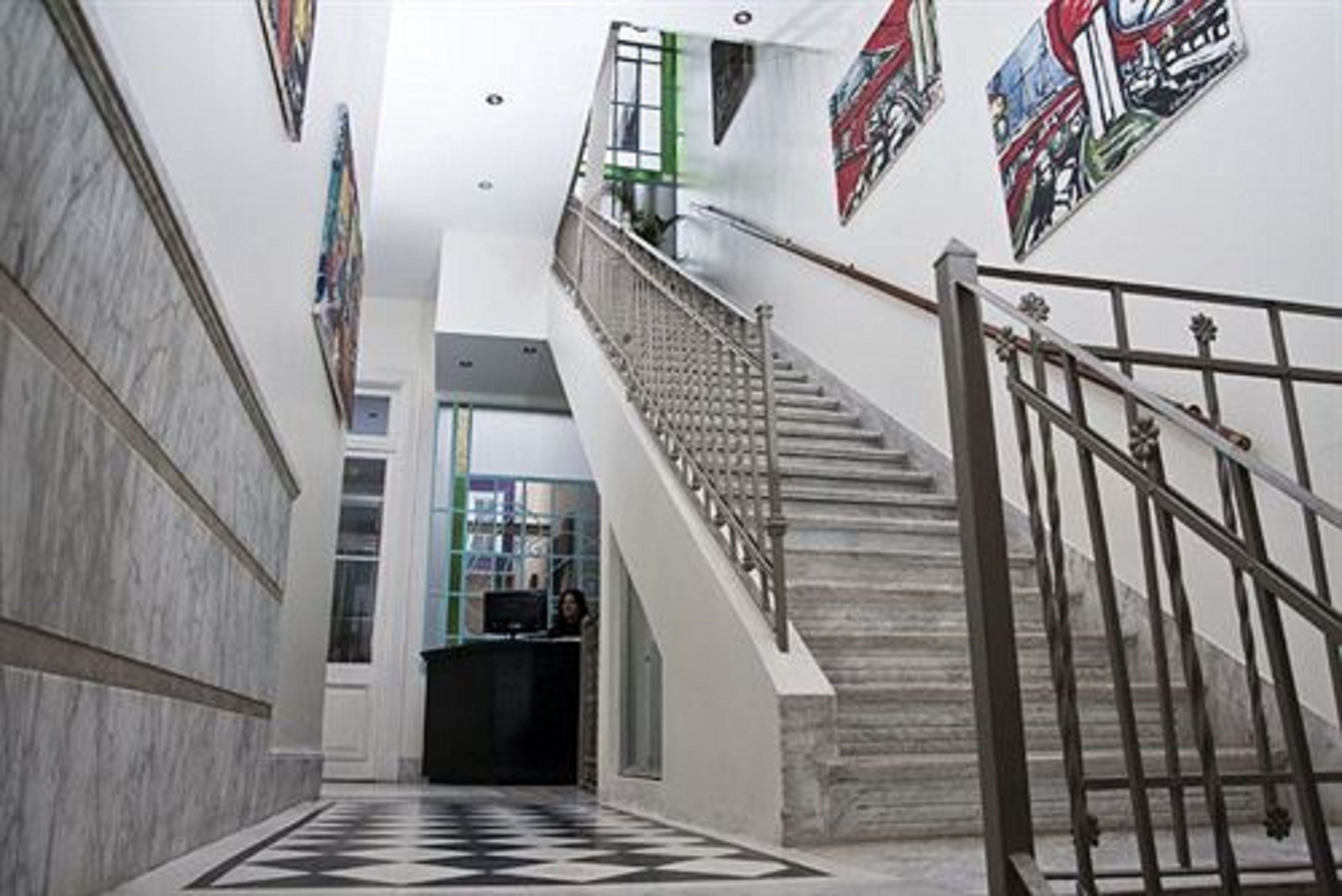 Una escalera con barandilla de metal que conduce a un nivel superior.