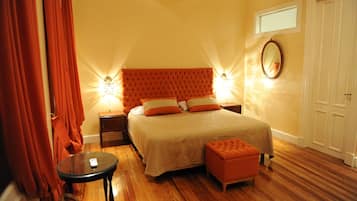 Suite de luna de miel | 1 habitación, decoración personalizada y escritorio