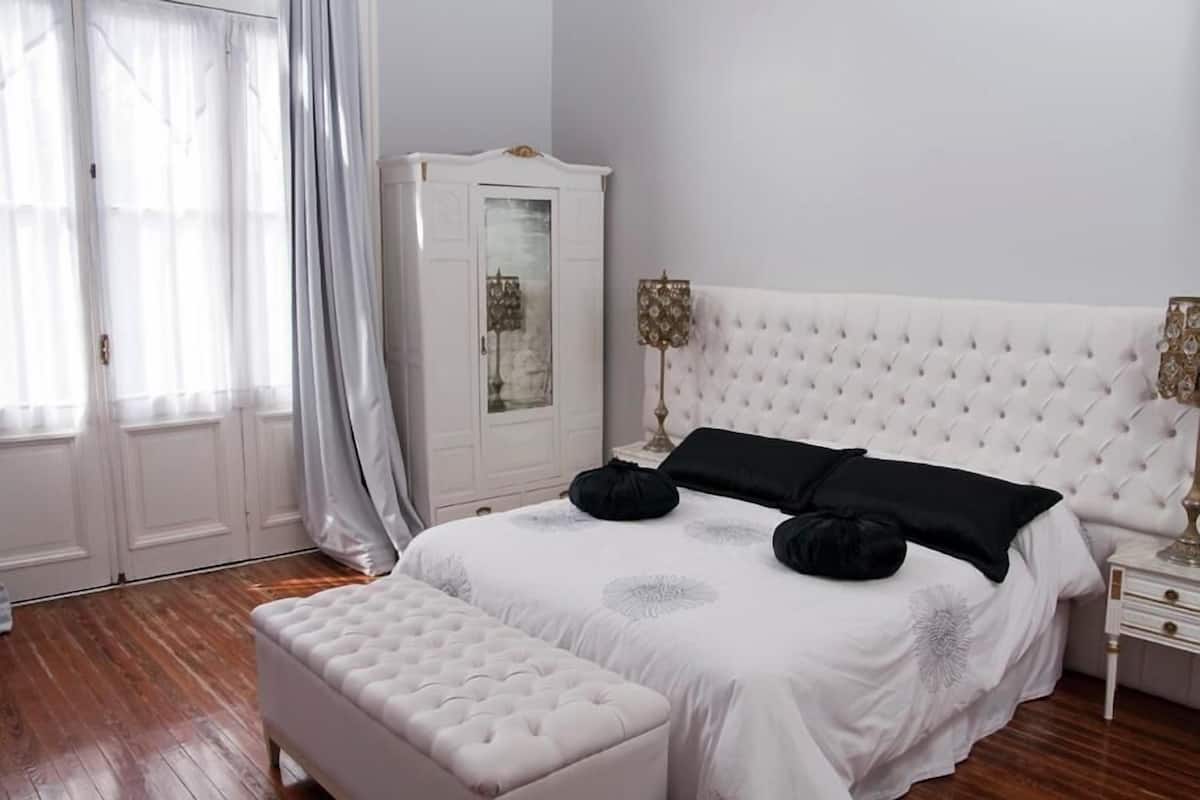 1 habitación, decoración personalizada y escritorio