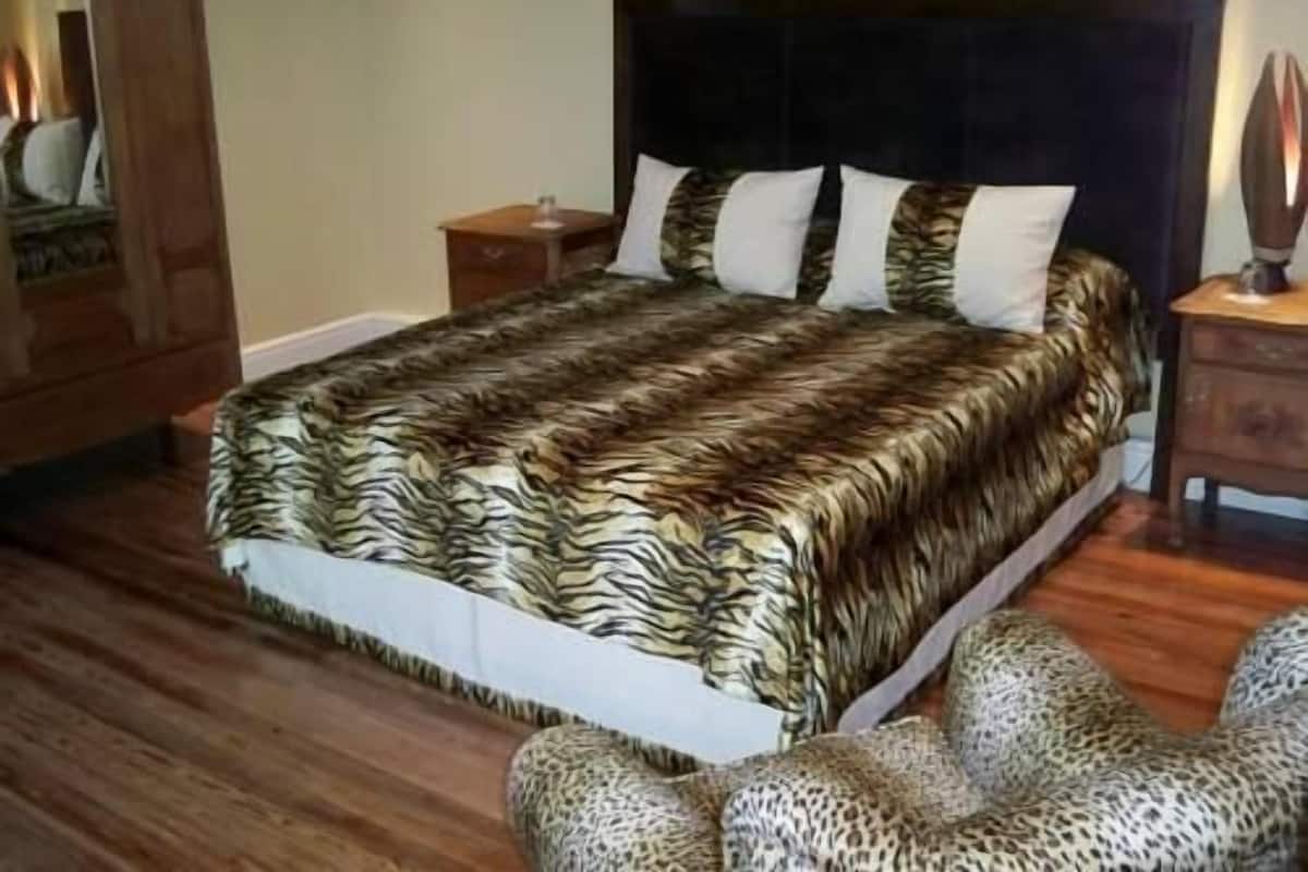 1 habitación, decoración personalizada y escritorio