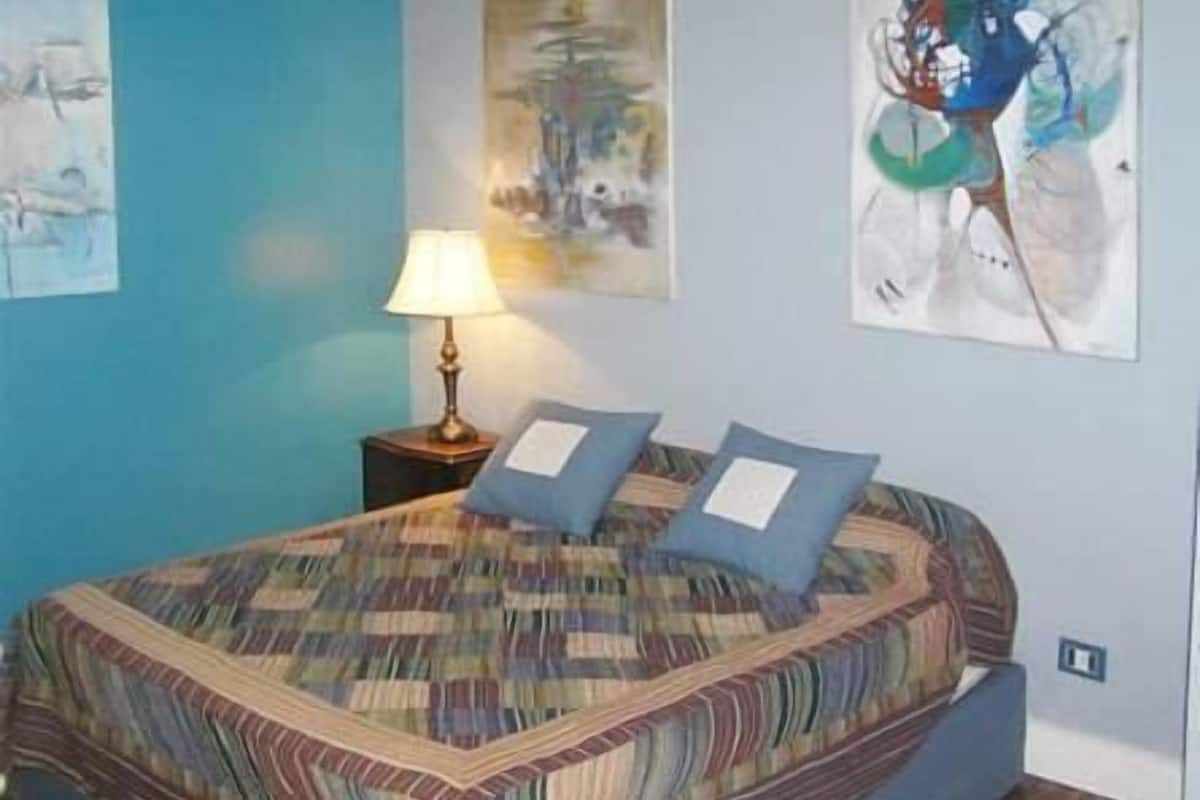 1 habitación, decoración personalizada y escritorio