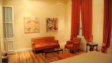 Häämatkasviitti | Oleskelualue | 32–tuumainen LCD-televisio, jossa kaapelikanavat